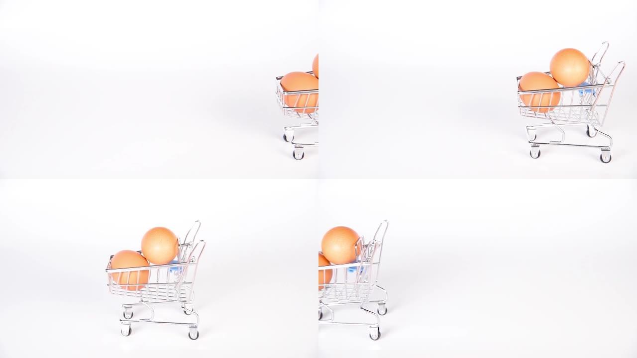 白色背景迷你购物车中的棕色鸡蛋。