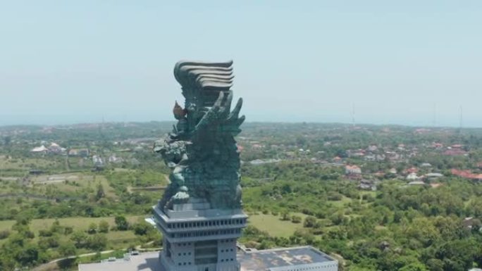 印度尼西亚巴厘岛巨大铜雕像的侧视图。鹰航Wisnu Kencana雕像在城市上空升起