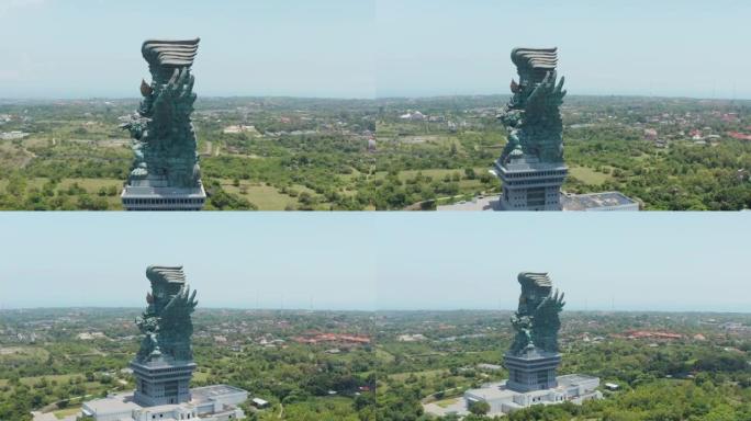 印度尼西亚巴厘岛巨大铜雕像的侧视图。鹰航Wisnu Kencana雕像在城市上空升起