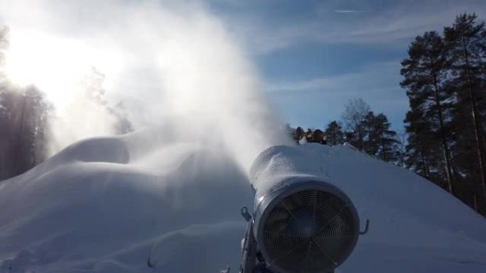 雪炮喷人造雪