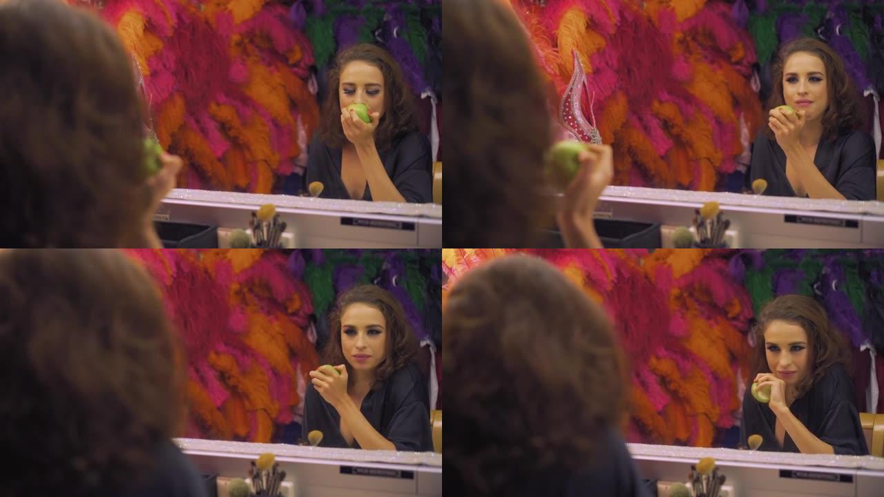 美妆女星咬掉镜子前吃青苹果