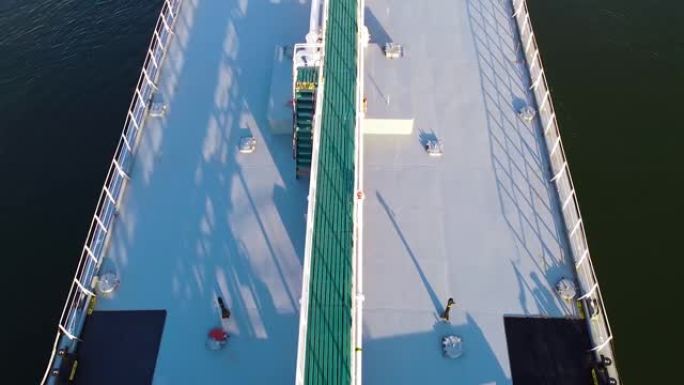 漂浮在河上的货船甲板的俯视图。镜头。漂亮的货船，有宽敞的大型货物甲板。内陆货运水运