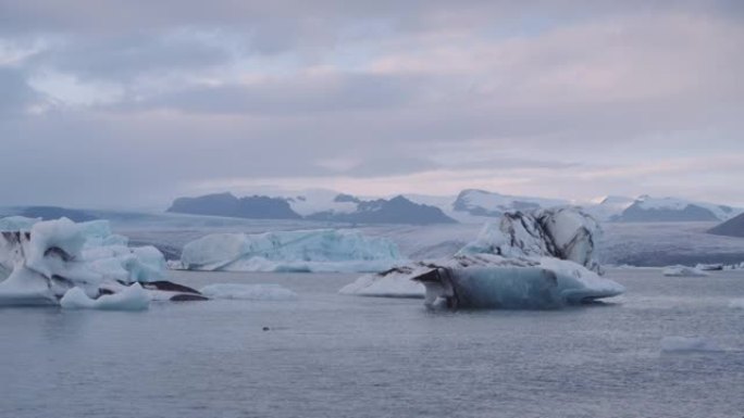 蓝色冰山漂浮在寒冷的冬季海洋中