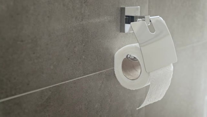 镀铬浴室配件，白色吸水卫生纸卷安装在浴室或盥洗室的瓷砖墙上