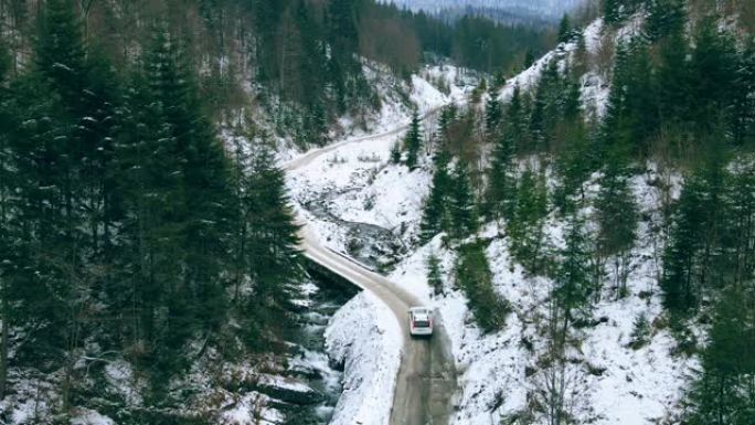 suv汽车在下雪的山路上行驶