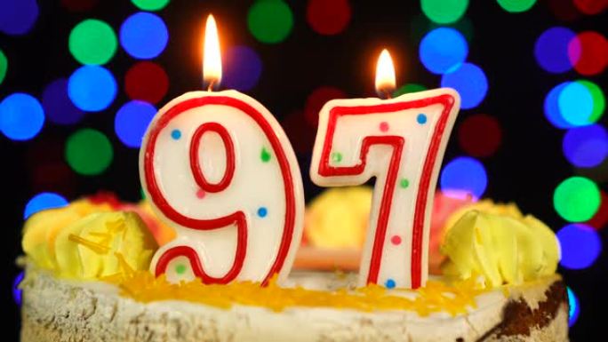 97号生日快乐蛋糕Witg燃烧蜡烛礼帽。