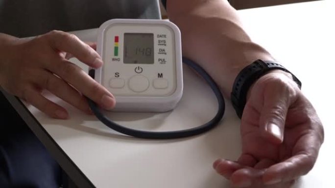 测量血压的妇女可预防新型冠状病毒肺炎