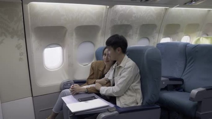 乘飞机旅行的亚洲夫妇游客。