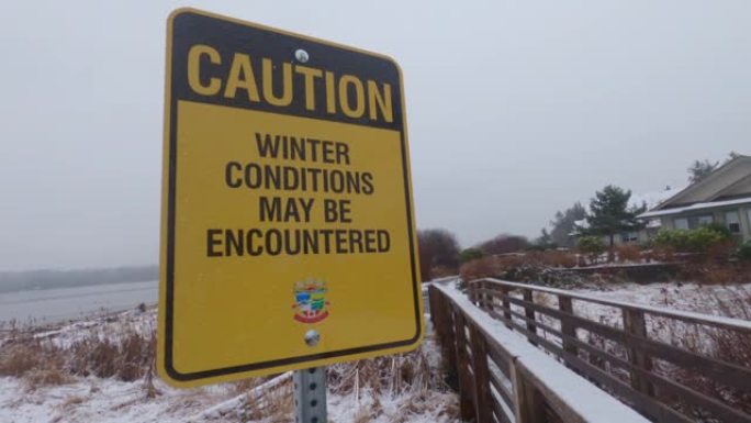 背景下可能会遇到降雪的迹象冬季条件。考特尼河道小径。