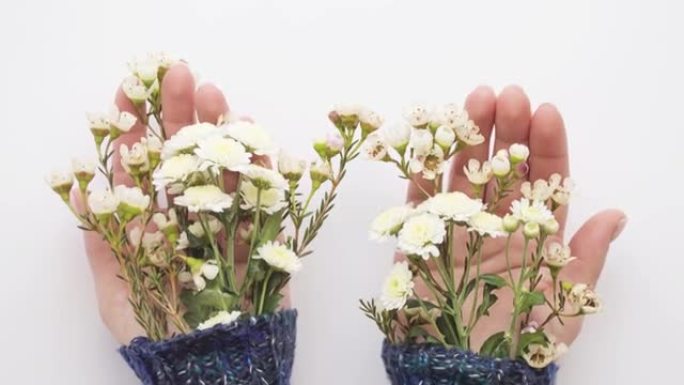 手掌上的花越来越多。花卉视频合成。
