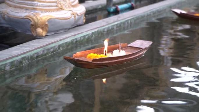 水上的船和漂浮的蜡烛