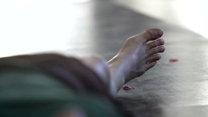 舞者的脚躺在移动人物背景上的地板上