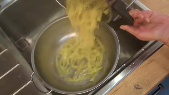 煮沸的意大利面在漏勺中用水沥干，制成意大利面
