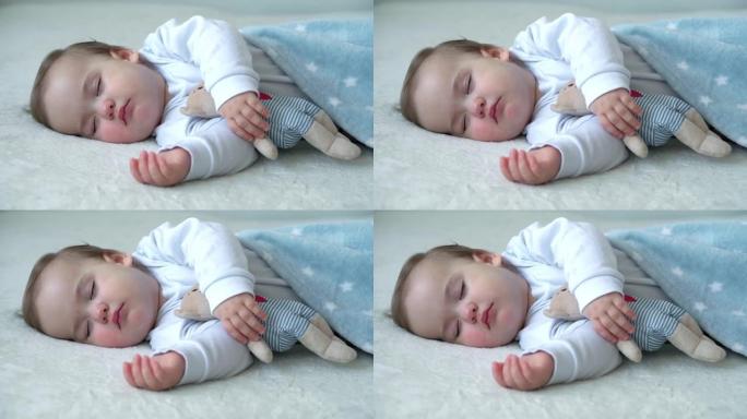 婴儿期，放松，甜蜜的梦，童年，家庭概念 -- 9-12个月大的婴儿小孩女孩在午餐睡眠模式下睡在覆盖毯