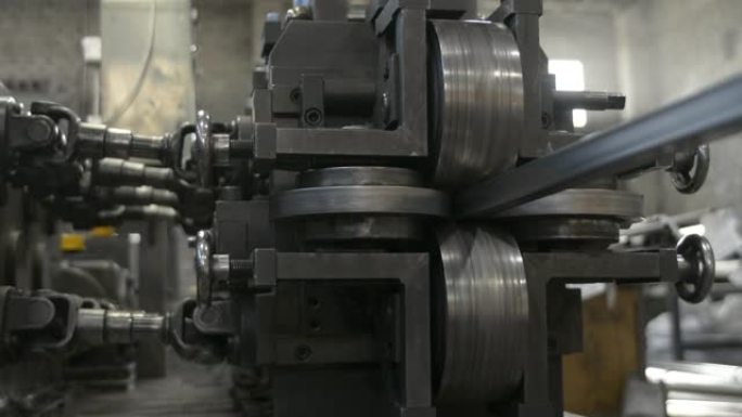 工厂内用于不锈钢型材金属加工的轧钢机。