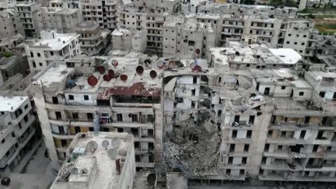 叙利亚阿勒颇建筑屋顶的鸟瞰图。屋顶上有被时间锈蚀的天线，建筑在4K废墟中