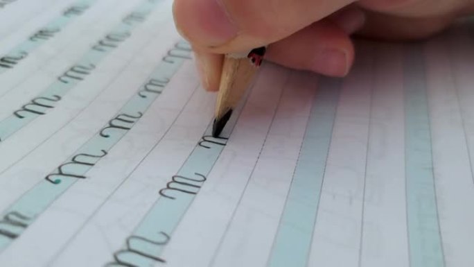 小学生在书信上做作业的特写写练习册