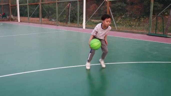 可爱的小男孩打篮球