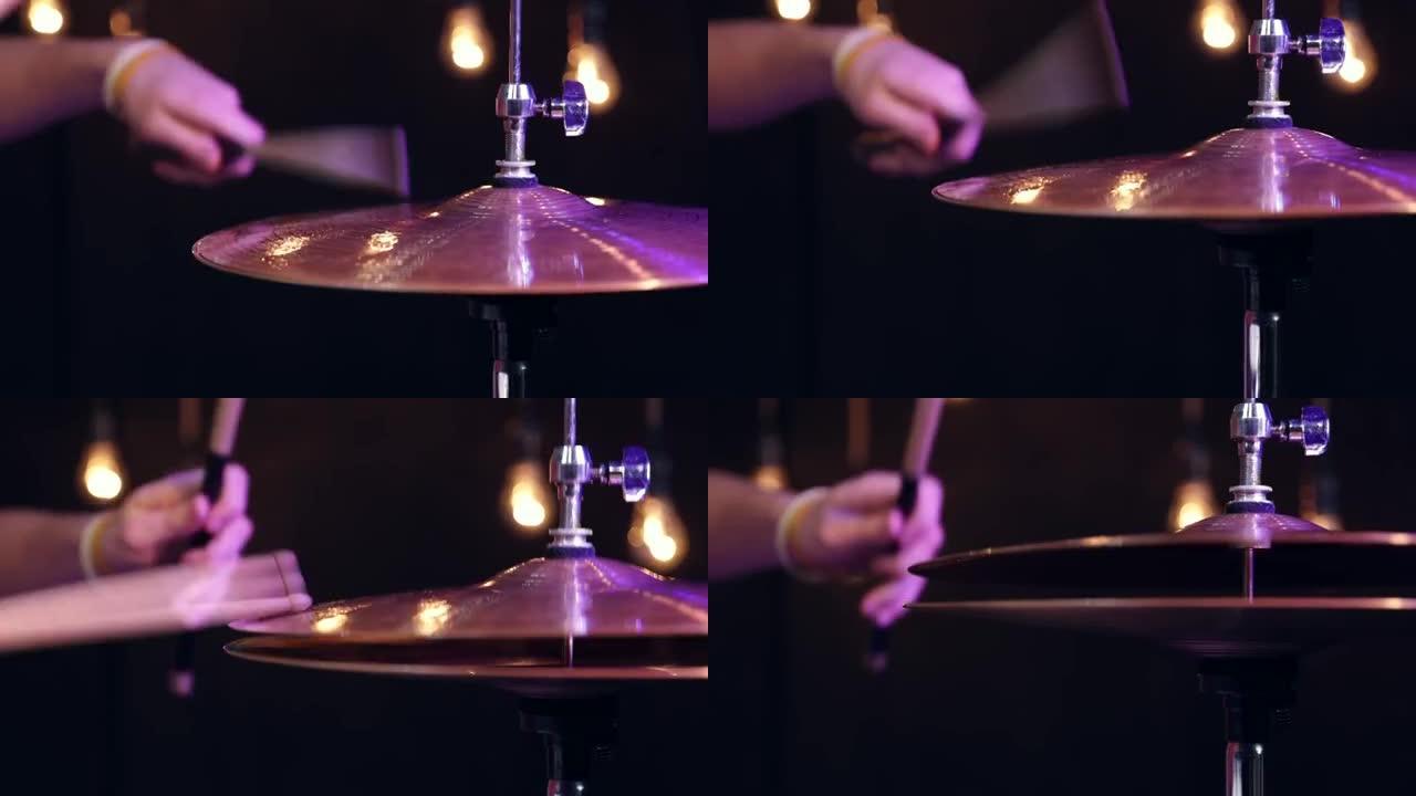 鼓手在黑暗中用高帽演奏棍棒。