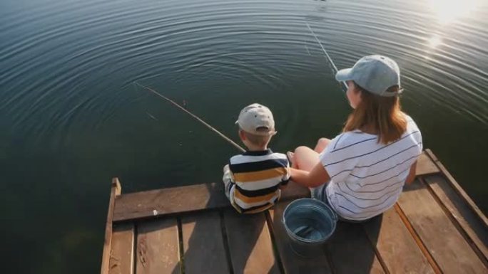 妈妈和她的小儿子在钓鱼
