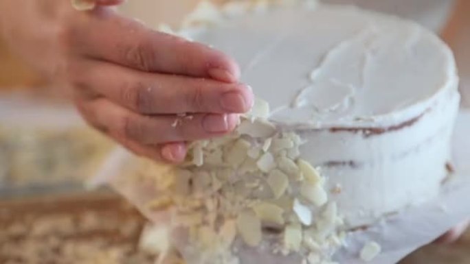 一位女糕点师准备蛋糕，并用杏仁片装饰。制作酥饼的各个阶段esterhazy特写。