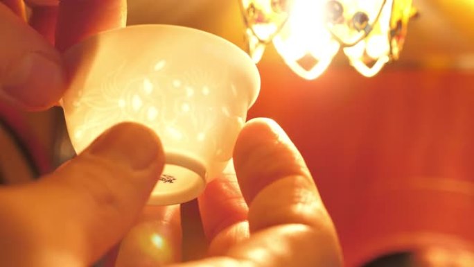 一个薄瓷杯是半透明的。茶道。手工