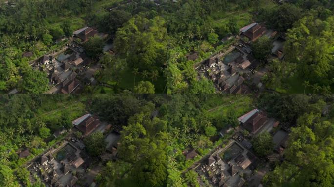 空中倾斜到印度教巴厘岛Tirta Empul水庙的俯视图中，带有用于沐浴的圣泉水塘