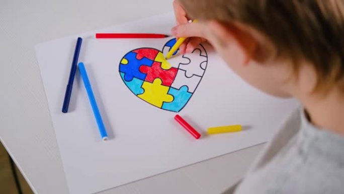 世界自闭症意识日。儿童从多色拼图中汲取心灵。精神卫生护理概念