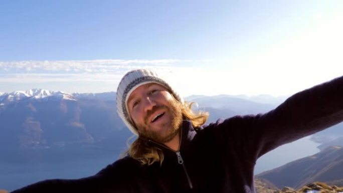 Man hiker从山顶自拍以庆祝俱乐部的成就。
