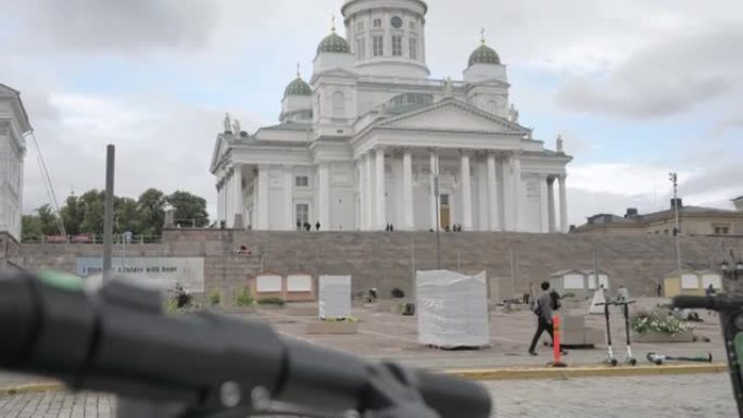 芬兰参议院广场的白色赫尔辛基大教堂。赫尔辛基.芬兰-9月2日.2020