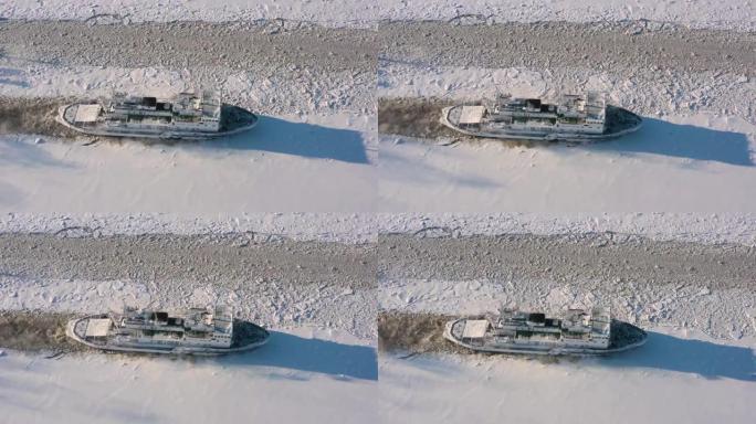 破冰船在冰上移动。