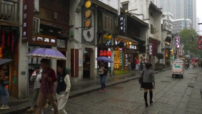 雨天长沙市中心著名的老步行街慢动作全景4k中国