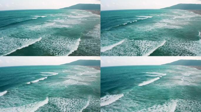 海浪在海滩上冲刷的鸟瞰图