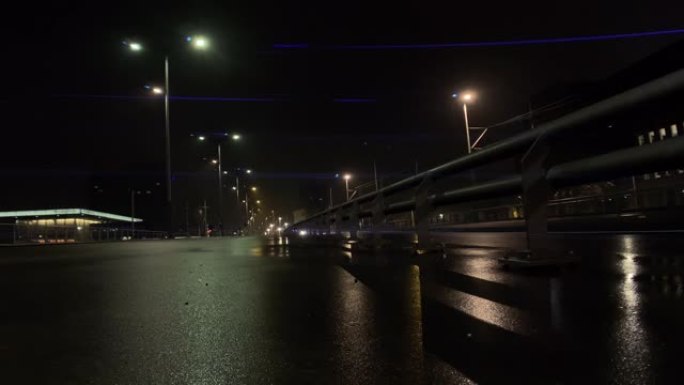 阿姆斯特丹夜间带有变形透镜照明弹的城市交通