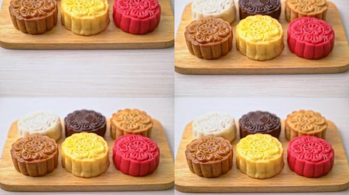 木版上混合风味的彩色中国月饼