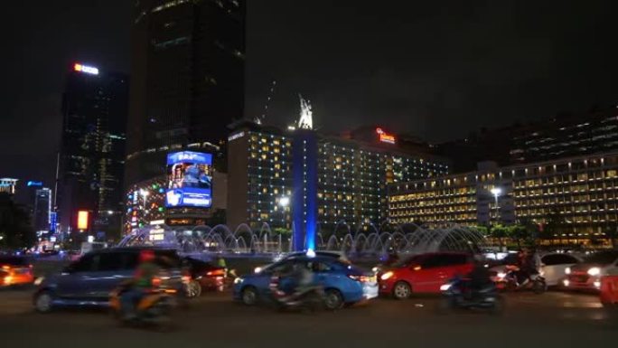 夜照雅加达市市中心著名交通街圆形喷泉全景4k印度尼西亚
