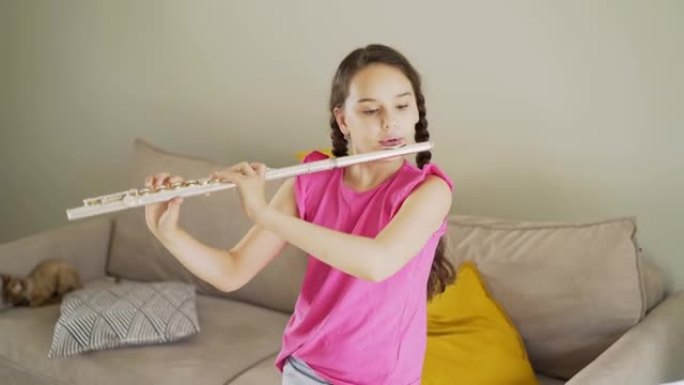 十几岁的女孩音乐家在家演奏长笛
