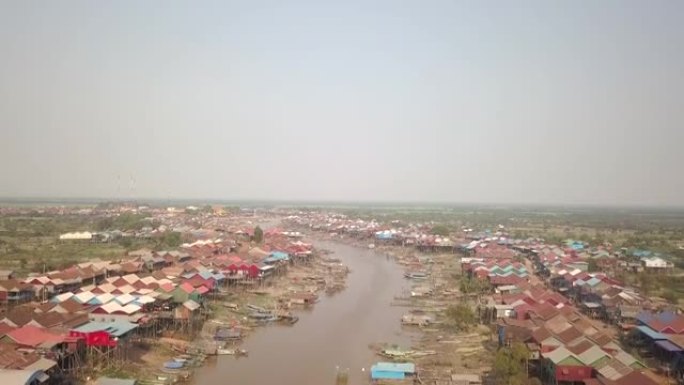 向上飞行甘榜Phluk村，建在河上的高跷上