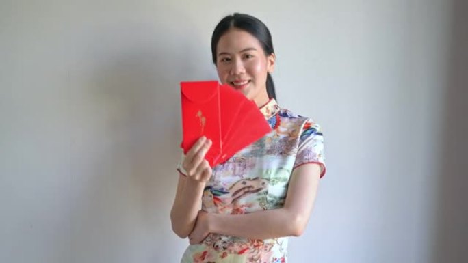 亚洲美女穿中国传统服饰红包或红包