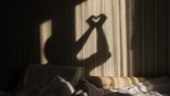女人用手放在墙上做心影。世界精神卫生日，希望和爱。情人节2月14日