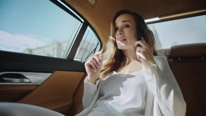 紧张的女商人试图在现代汽车打电话后冷静下来。