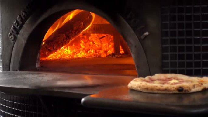 披萨是在烤箱里用火烤的。