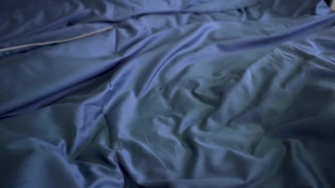 卧室床上的蓝色床单