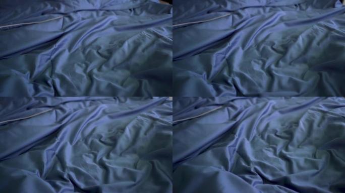 卧室床上的蓝色床单