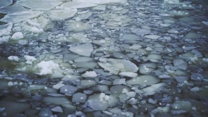 裂开的浮冰的鸟瞰图。全球变暖，气候变化冬季背景