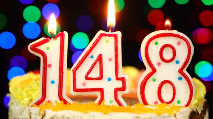 148号生日快乐蛋糕与燃烧的蜡烛顶。