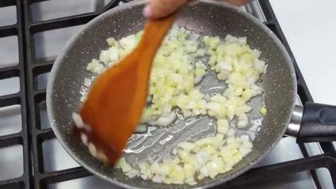 在平底锅里煎洋葱。