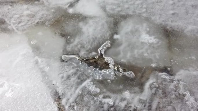 水在冰洞里沿着波浪移动