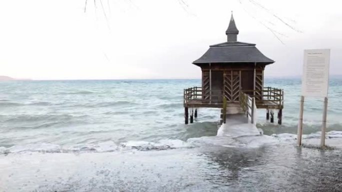 纳沙泰尔湖畔的凉亭在寒冷的气氛中