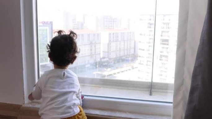 看着窗外的女婴看着窗外的女婴